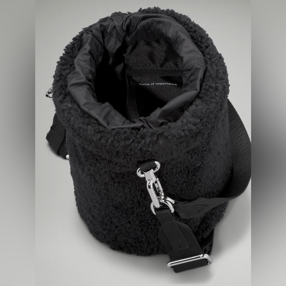 Lululemon Crossbody Bucket Bag Fleece in Black - Picture 5 of 14